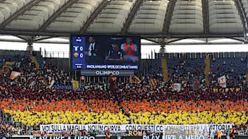 La coreografia dei tifosi della Roma nel derby